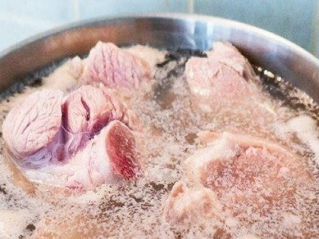 Phần bọt nổi lên khi luộc thịt, hầm xương là tinh chất hay do lợn nhiễm hoá chất?