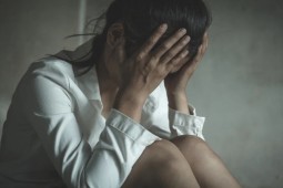 Pháp: Chồng bị cáo buộc chuốc thuốc vợ mỗi đêm, để 51 gã đàn ông cưỡng hiếp