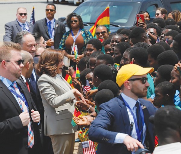 Phó Tổng thống Kamala Harris tỏ ra thoải mái khi gặp gỡ trẻ em đón chào bà ở sân bay quốc tế Kotoka tại Thủ đô Accra, Ghana ngày 26/3. Ảnh: Reuters.