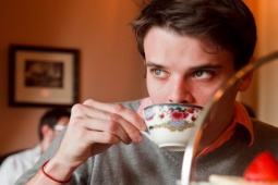 Đàn ông - Chàng hay thao thức có thể cải thiện giấc ngủ bằng loại trà thông dụng này