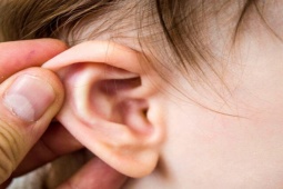 Sức khỏe đời sống - Cha mẹ khổ sở vì con bị viêm tai giữa tái lại nhiều lần, bác sĩ lý giải nguyên nhân
