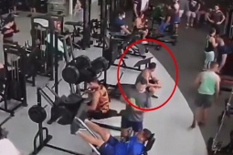 Phi thường - kỳ quặc - Video: Đang ngồi nghỉ ngơi, người đàn ông bị máy tập thể hình rơi trúng cổ