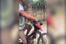 Xe máy - Xe đạp - Clip: Xe số hỏng tay vặn ga và cái kết "cười chảy nước mắt"