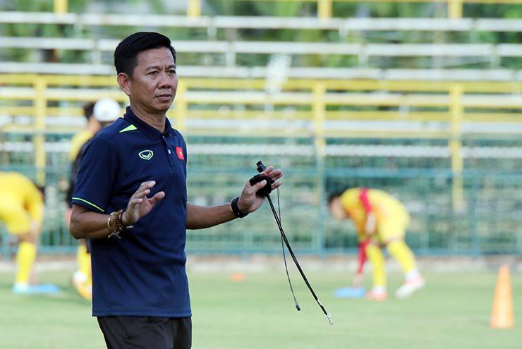 HLV Hoàng Anh Tuấn trong buổi tập của U23 Việt Nam ngày 17/8