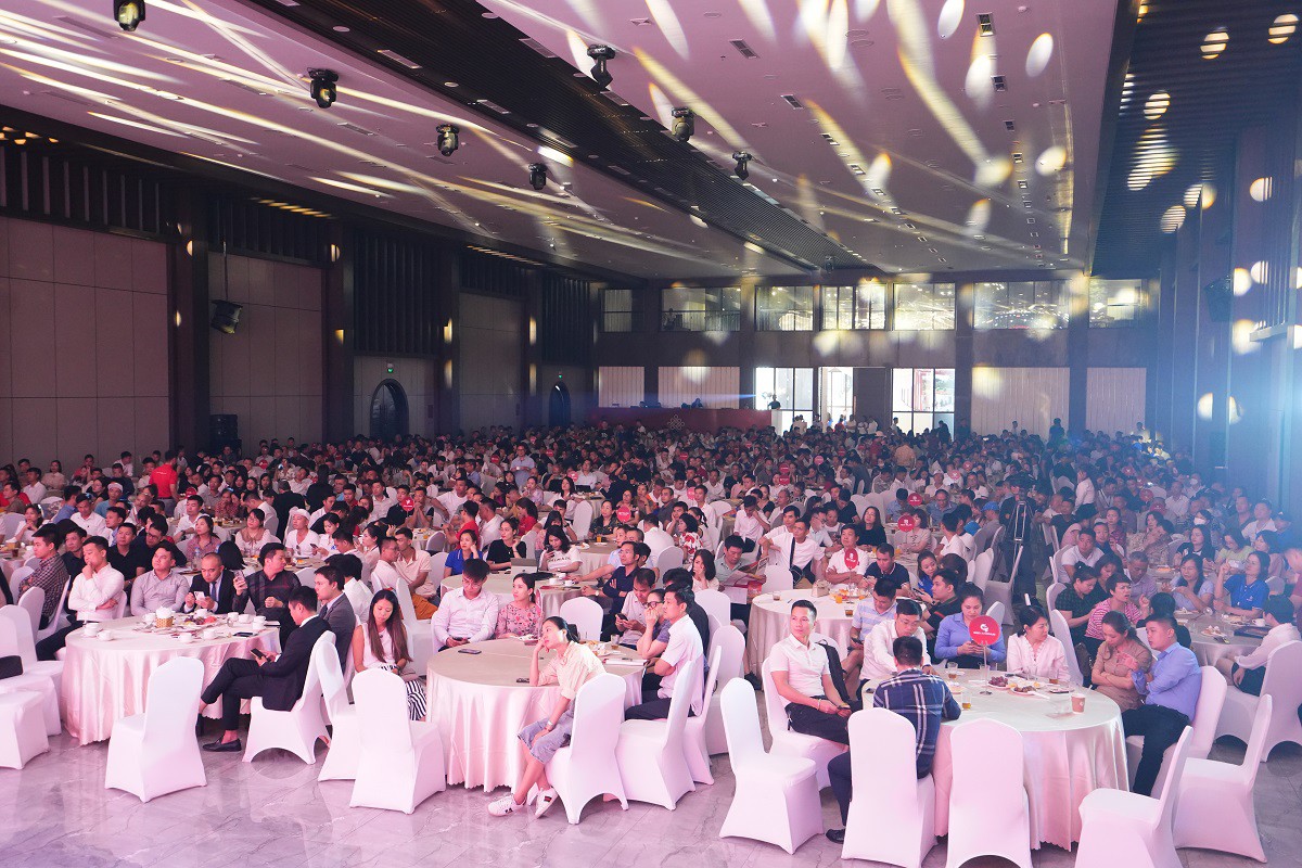 Gần 1.000 khách hàng chung tâm thế háo hức chờ đón màn chào sân của siêu phẩm Vinhomes Golden Avenue