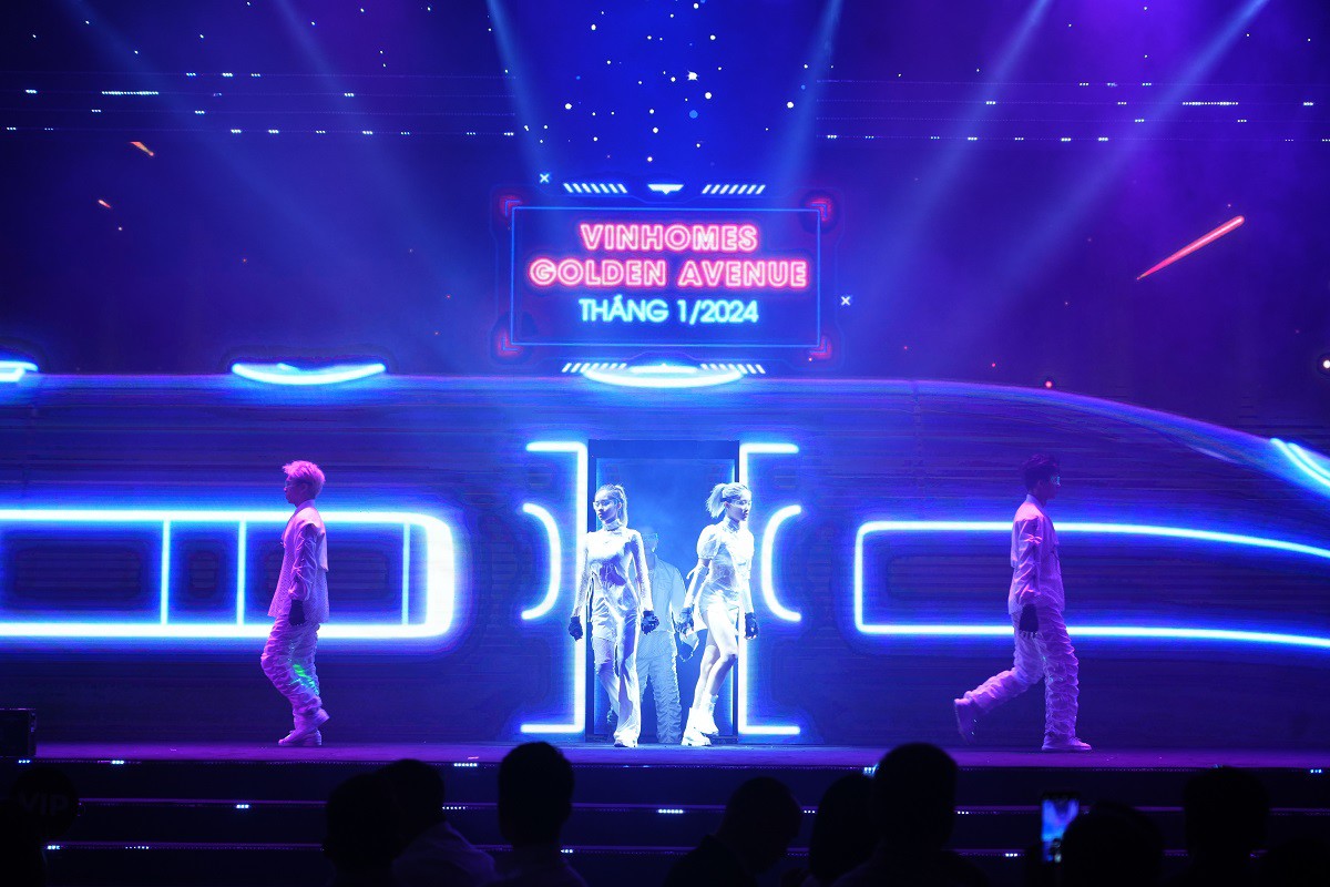 Cả khán phòng vỡ òa khi chuyến tàu giả tưởng đưa khách hàng xuyên không đến tương lai thịnh vượng tại “ga” Vinhomes Golden Avenue vào thời điểm dự án chính thức đi vào vận hành