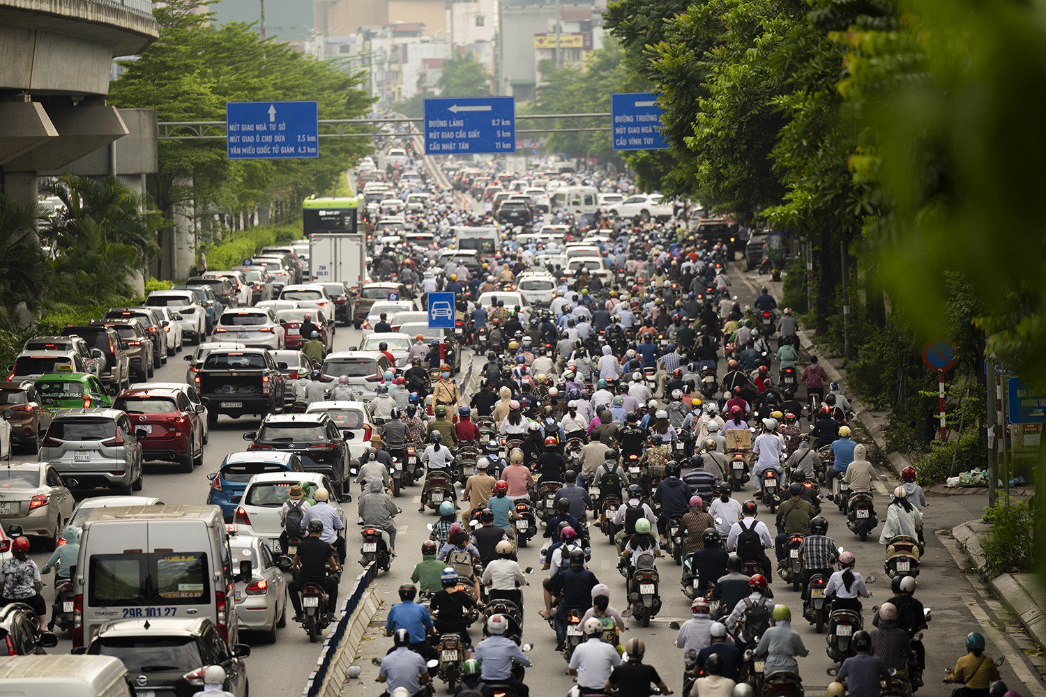 Dự thảo luật mới: Điều cấm với lái xe máy, ô tô khi sử dụng làn đường và lùi xe - 1