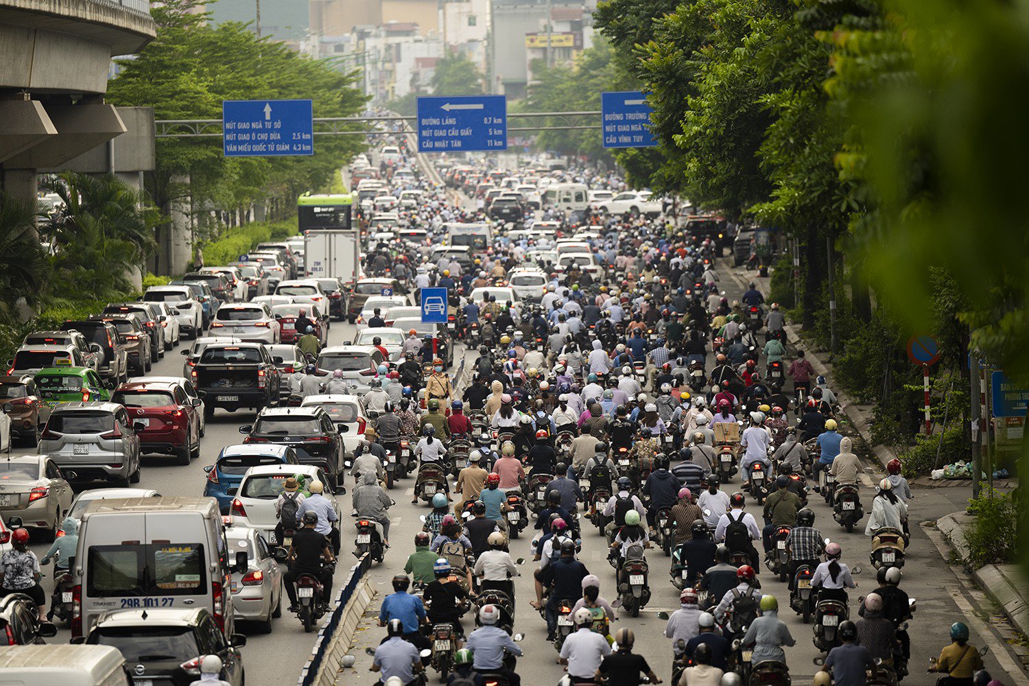 Dự thảo Luật TT, ATGT đường bộ quy định, trên làn đường dành riêng cho một loại phương tiện, người điều khiển loại phương tiện khác không được đi vào làn đường đó.