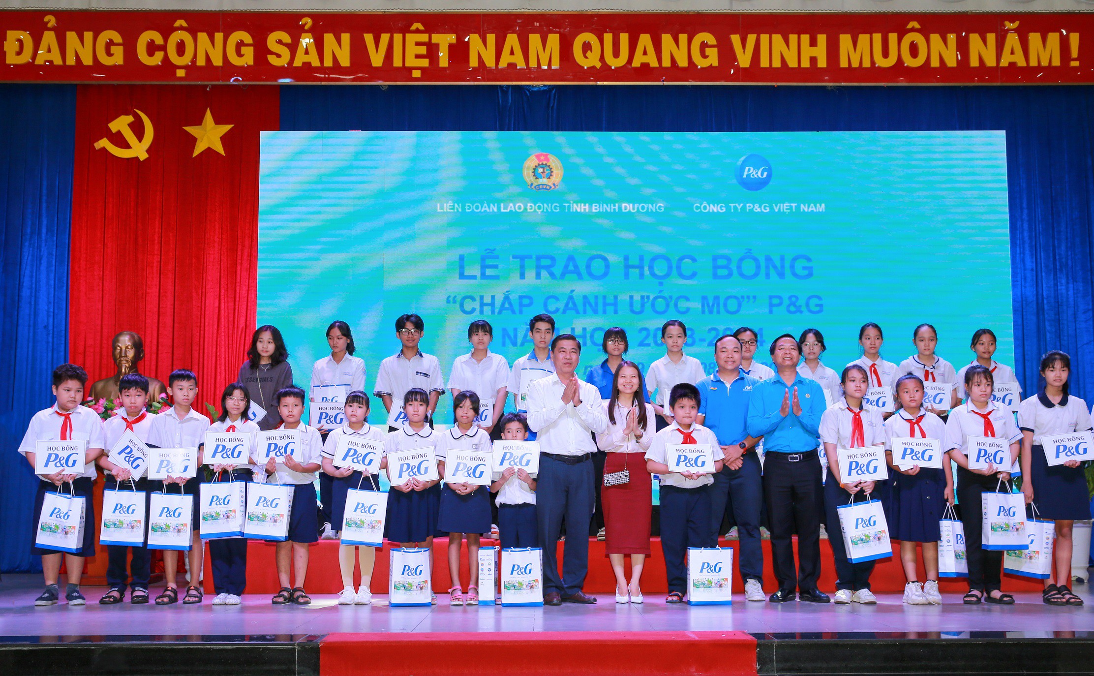 Lễ trao học bổng “Chắp cánh ước mơ” P&amp;G lần thứ 27 do Liên đoàn Lao động tỉnh Bình Dương cùng với Công ty P&amp;G Việt Nam phối hợp tổ chức