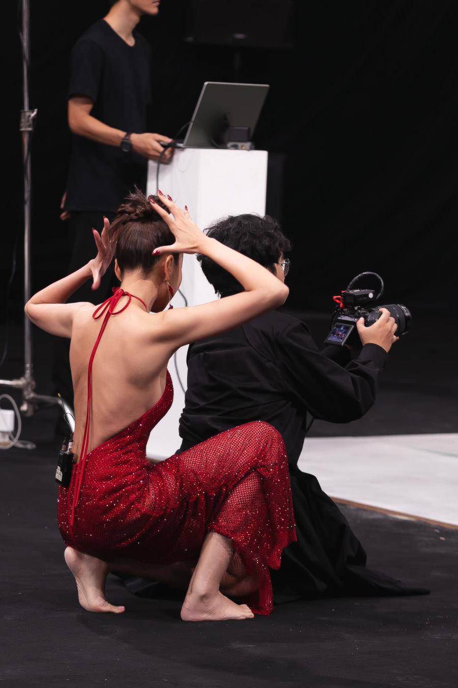Bóng lưng quyến rũ của Thanh Hằng trên set quay, hướng dẫn thí sinh tạo dáng.