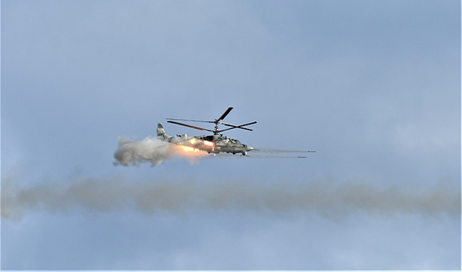 Trực thăng tấn công&nbsp;Ka-52 của Nga&nbsp;phóng loạt rocket.