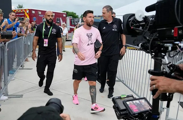 Who is the muscular man walking with Messi, taking the spotlight? - 3