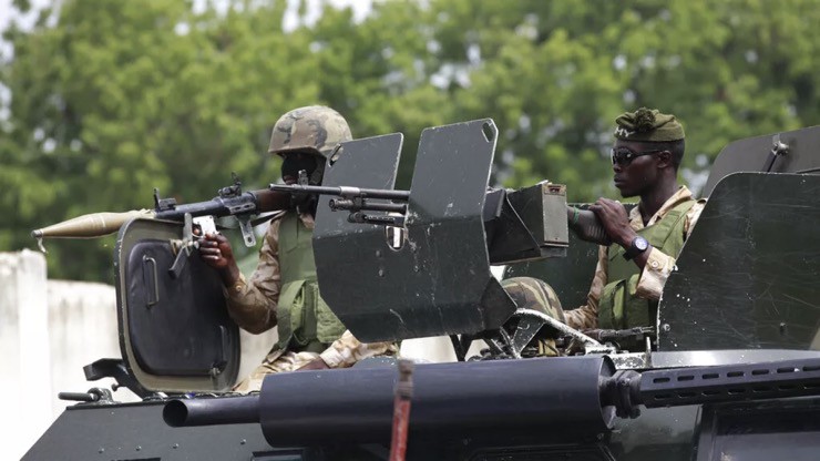 Binh sĩ Nigeria di chuyển trên xe bọc thép trong một nhiệm vụ đảm bảo an ninh.