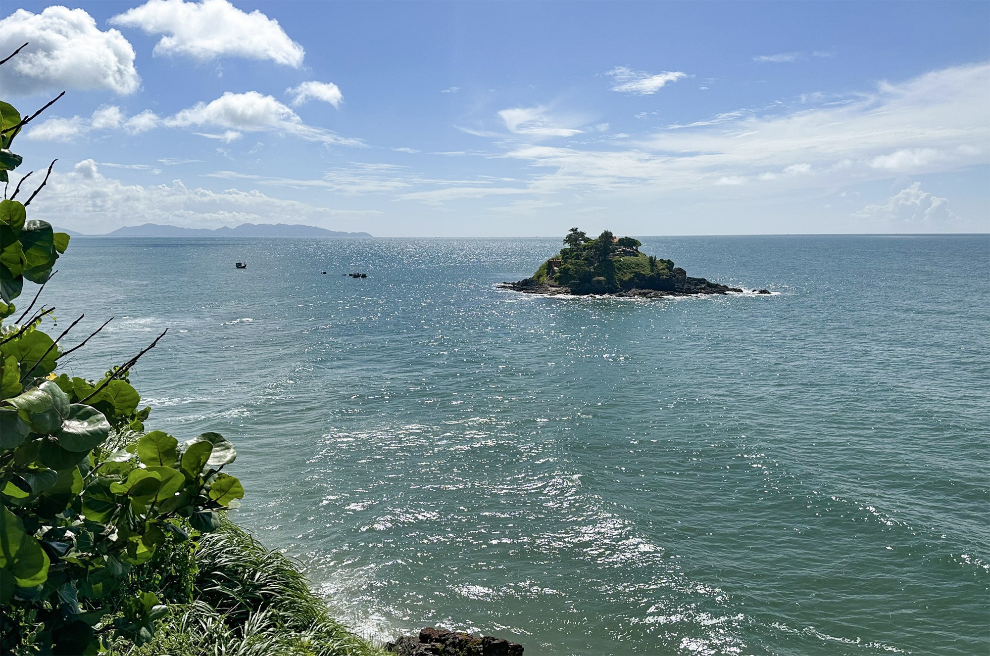 Hòn Bà là hòn đảo đá duy nhất ở ven bờ biển Vũng Tàu, nằm cách chân núi Bãi Sau, TP Vũng Tàu khoảng 200m.