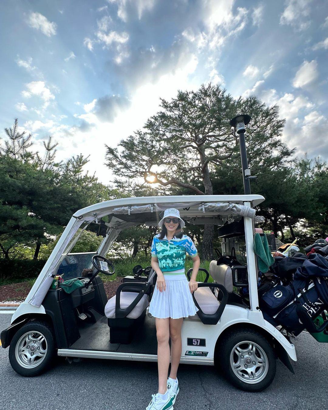 Son Ye Jin trở lại với sân golf sau sinh.