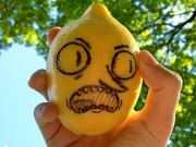 Đang vắt cam thì đừng mải đọc tin tức cười kẻo mà nát hết bây giờ (tin vịt)