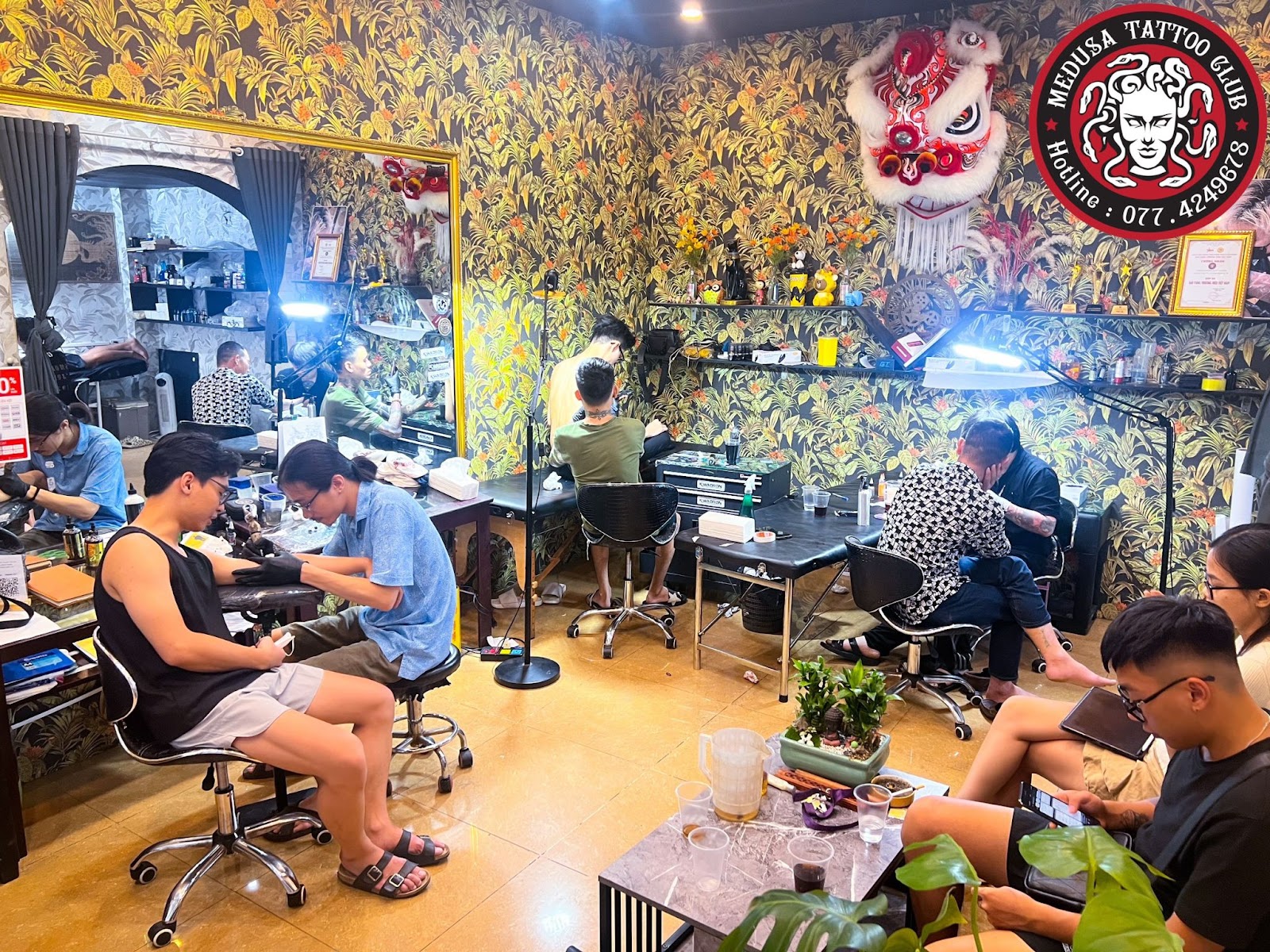 Lượng khách hàng đông đúc ghé qua Medusa Tattoo Club mỗi ngày