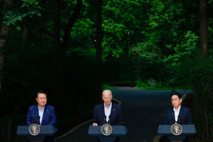 (Từ trái sang) Tổng thống Hàn Quốc Yoon Suk Yeol, Tổng thống Mỹ Joe Biden và Thủ tướng Nhật Bản Fumio Kishida tham dự cuộc họp báo chung sau hội nghị thượng đỉnh ba bên tại Trại David ngày 18-8. Ảnh: REUTERS
