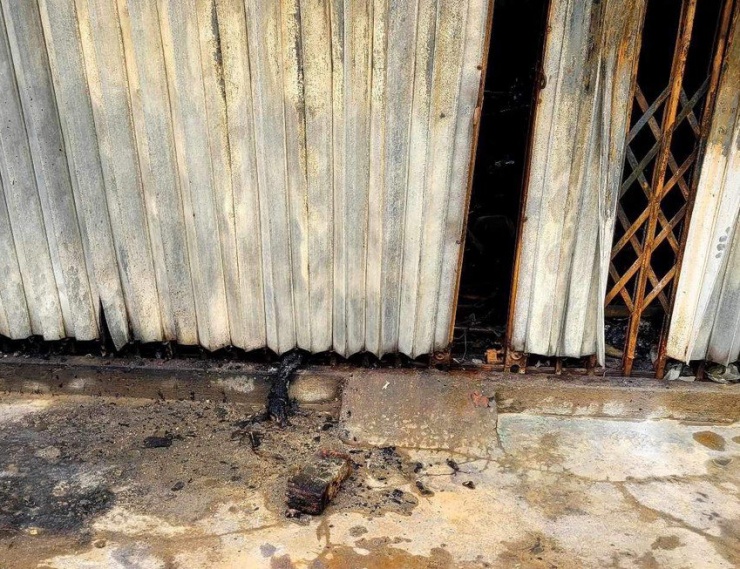 Búi giẻ luồn vào ngôi nhà khiến chủ nhà đặt nghi vấn có người cố ý đốt nhà mình. Ảnh: AV