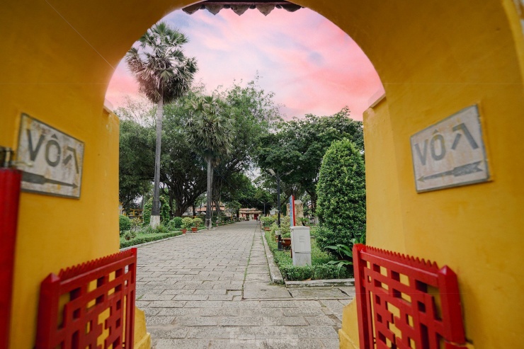 Khu vực cổng chính phía đường Vũ Tùng dẫn vào không gian trầm mặc của lăng Ông.