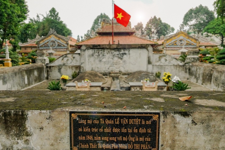 Từ cổng tam quan ở phía nam (đường Vũ Tùng) vào, du khách qua một khu vườn cảnh là 3 phần chính: Nhà bia nơi đặt bia đá ghi công đức, mộ tả quân và vợ (có bình phong và tường bao quanh) và miếu thờ gồm tiền điện, trung điện và chính điện.