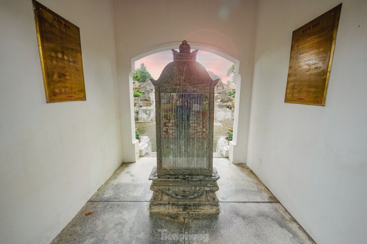 Văn bia khắc chữ Hán "Lê công miếu bia" do Kinh lược sứ Hoàng Cao Khải viết năm Giáp Ngọ (1894). Nội dung văn bia ca tụng công đức Lê Văn Duyệt đối với triều đình và nhân dân.