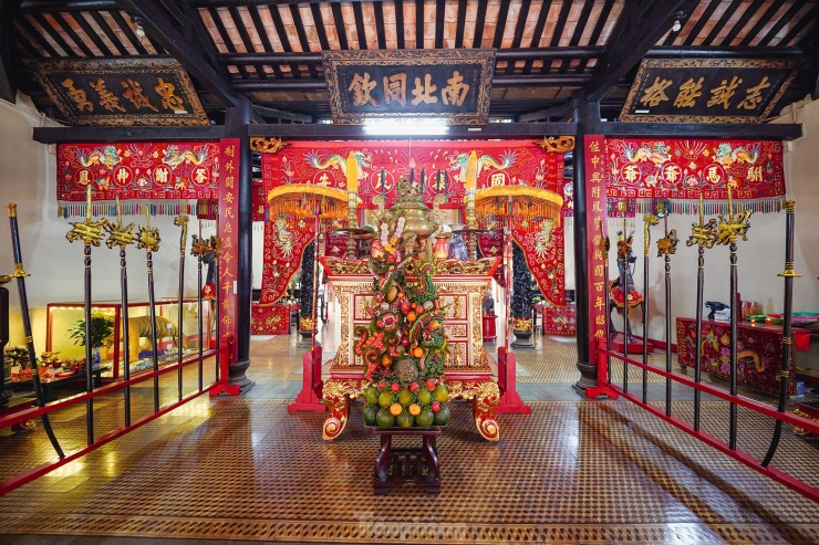 Khu vực trung điện với chi tiết trang trí hai hàng lỗ bộ hai bên.