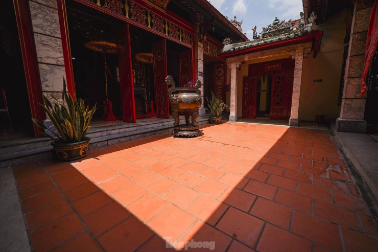 Khoảng sân giữa trung điện và tiền điện.