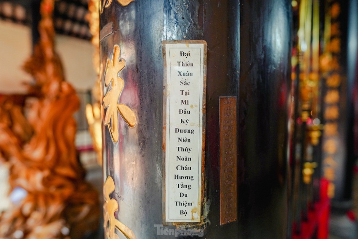 Các câu đối trên liễn đều được phiên âm.