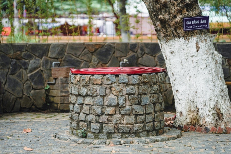 Chiếc giếng cổ vẫn còn tồn tại trong sân lăng theo năm tháng, nay phần miệng được khoá lại bằng khung sắt.