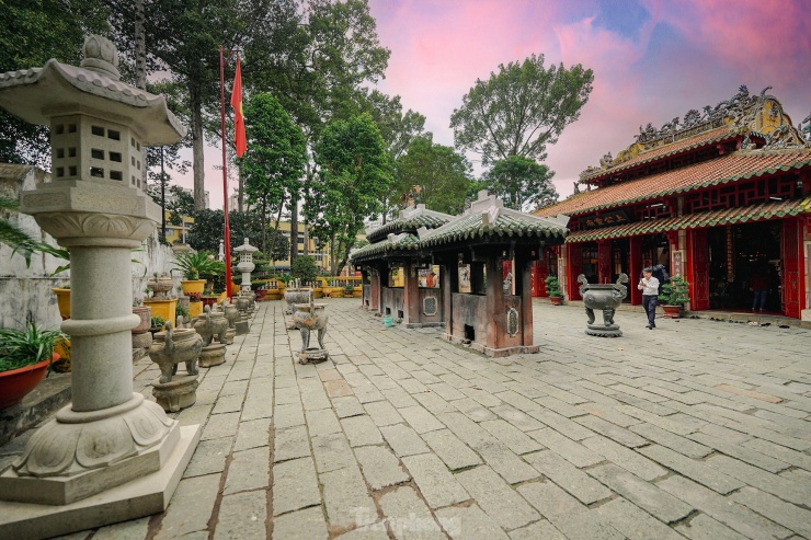 Theo các tài liệu lịch sử, sau sự biến thành Phiên An (tên gọi thành Gia Định năm 1802) năm 1835, ông Lê Văn Duyệt bị lên án, buộc tội đã gián tiếp gây nên biến loạn. Vua Minh Mạng đã ra chỉ dụ san bằng mộ, trên dựng bia đá có khắc tám chữ "Quyền yêm Lê Văn Duyệt phục pháp xử" (chỗ tên hoạn quan Lê Văn Duyệt chịu tội). Đến năm Tân Sửu (1841), vua Thiệu Trị lên ngôi cho dẹp bỏ trụ đá hài tội và đắp lại mộ. Năm đầu đời Tự Đức (1848), Đông Các đại học sĩ Võ Xuân Cẩn dâng sớ xin phục hồi quan tước, gia ơn cho con cháu các công thần, trong đó có Lê Văn Duyệt. Nhà vua xem sớ cảm động, truy phong cho ông và ban phẩm hàm cho con cháu họ. Sau đó, vua cho đắp lại phần mộ Lê Văn Duyệt ở Gia Định cao rộng thêm và cho sửa sang miếu thờ.