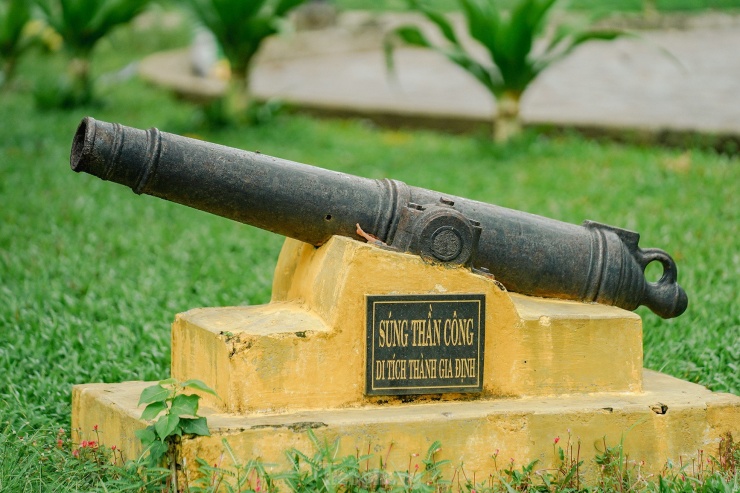 Phía cổng Nam của lăng vẫn còn trưng bài hai khẩu thần công, hiện vật của thành Gia Định xưa.