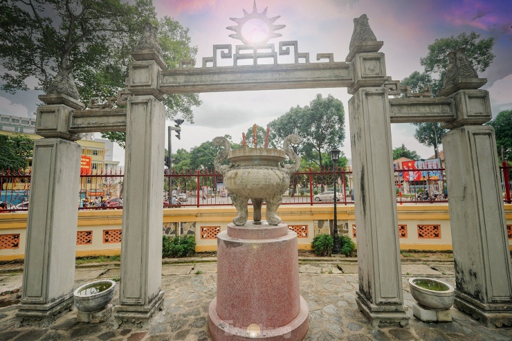 Một góc lăng ngay vị trí nhìn ra ngã ba Phan Đăng Lưu - Lê Văn Việt (trước là đường Đinh Tiên Hoàng).