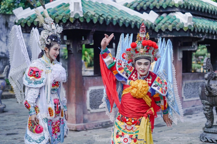 Một hoạt động khá thu hút người dân và du khách chính là nghệ thuật hát bội được các nghệ sĩ của Nhà hát Nghệ thuật Hát bội TPHCM vào mỗi cuối tuần. Nếu may mắn, du khách sẽ được xem các diễn viên hoá trang, tập tuồng trước khi lên sân khấu biểu diễn. Nghệ sĩ Hoàng Hà đang hướng dẫn cho diễn viên trẻ Ngọc Tâm cách chuyển bộ, đảo thế.