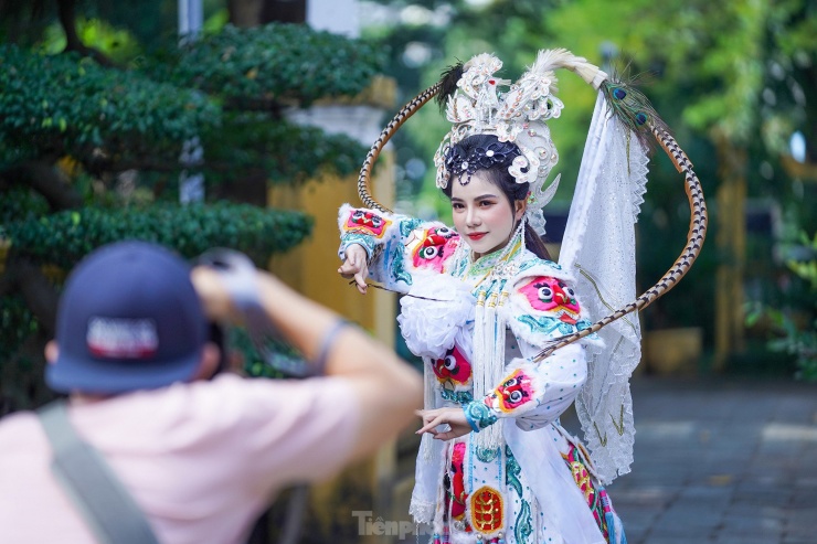 Một du khách xin chụp ảnh chân dung diễn viên hát bội Ngọc Tâm.