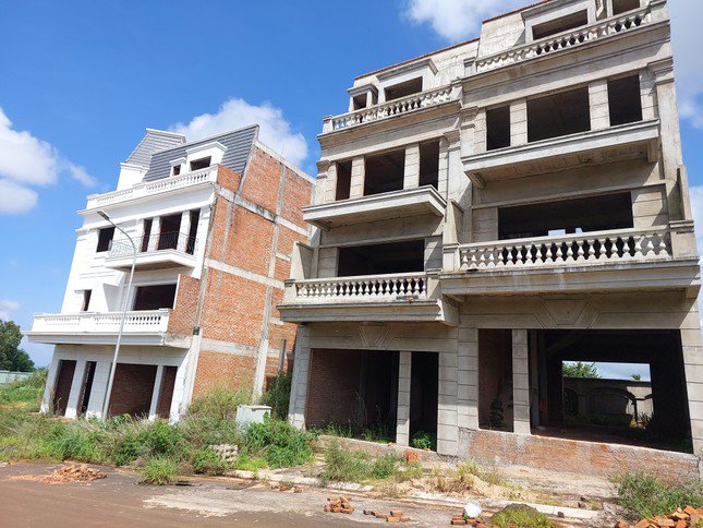 Những căn nhà phố được tô trét bên ngoài nhưng bên trong là những bức tường thấm dột.