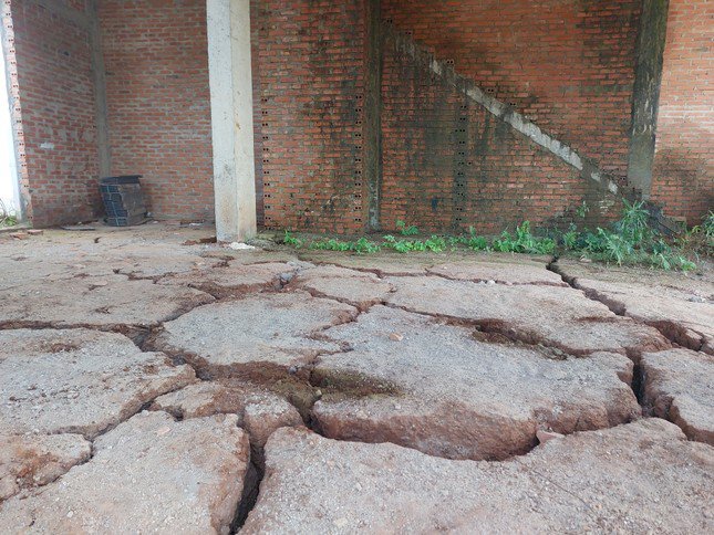 Những căn nhà phố xây xong phần thô bị bỏ mặc. Tường đầy rêu mốc, nền đất vỡ từng mảng