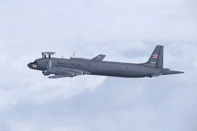 Máy bay thu thập thông tin Il-38 của Nga bay giữa Biển Nhật Bản và Biển Hoa Đông trong bức ảnh do quân đội Nhật Bản chụp ngày 18/8. Ảnh: Reuters