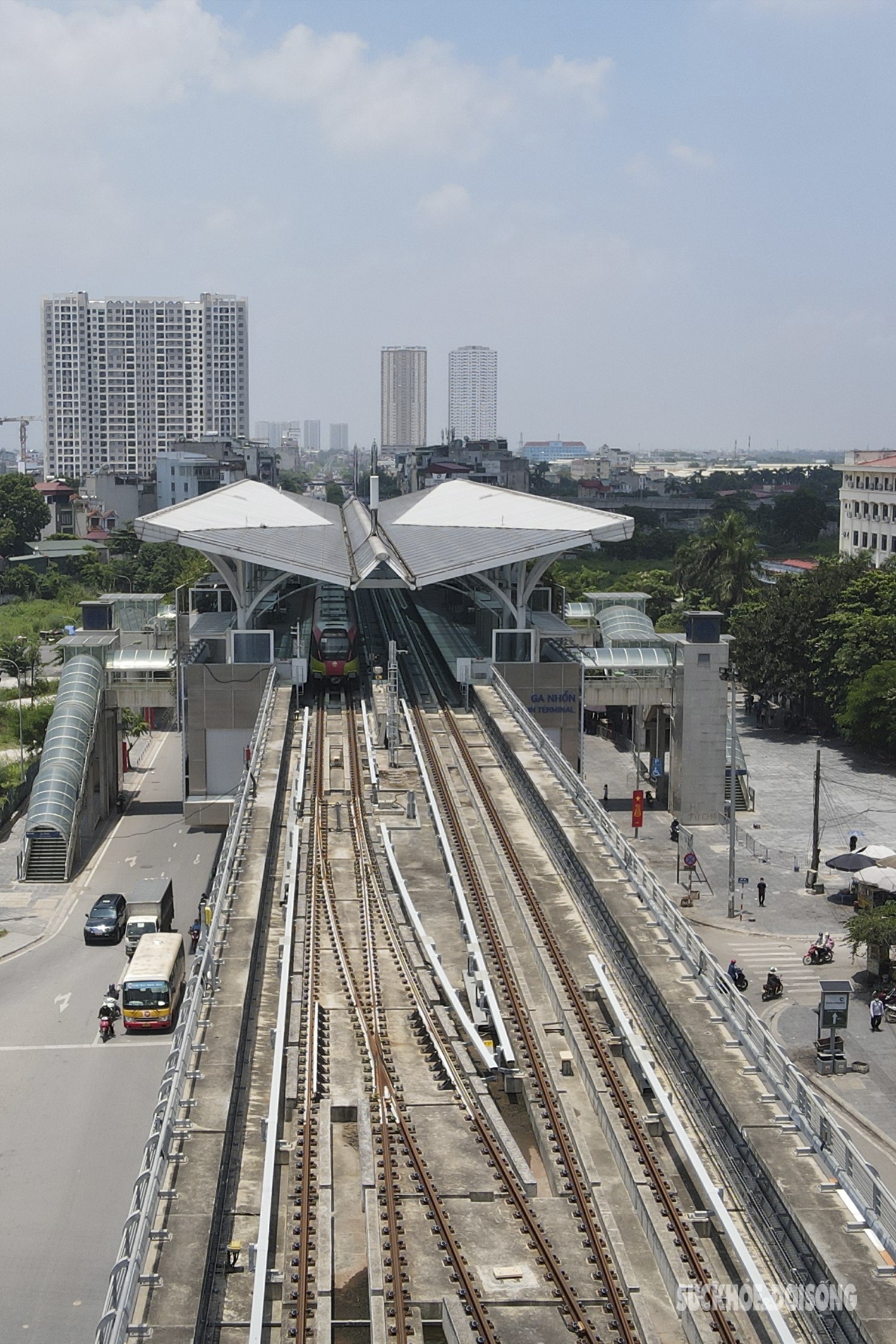 Dỡ toàn bộ rào tôn xung quanh 12 nhà ga tuyến đường sắt Nhổn - Ga Hà Nội - Ảnh 5.