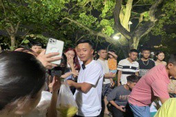 Quang Linh Vlogs khiến phố đi bộ Hồ Gươm ”náo loạn”
