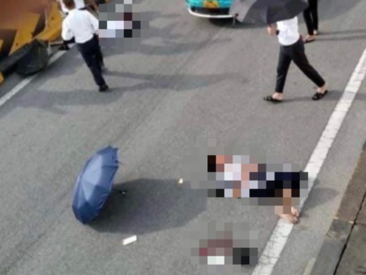 2 thiếu niên đi xe máy rơi xuống hầm chui Đại lộ Thăng Long, 1 người tử vong - 1