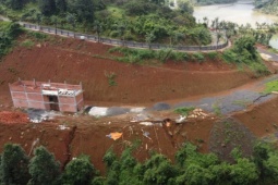 Tin tức trong ngày - Xuất hiện vết nứt ở khu vực bạt đồi, lấn hồ xây nhà không phép