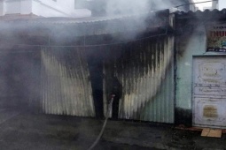 Tin tức trong ngày - Tin tức 24h qua: Bí ẩn chiếc can nhựa trước ngôi nhà cháy có 7 người bên trong