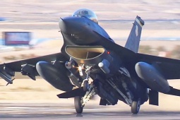 Media - F16: Chiến đấu cơ đáng sợ có tốc độ bay 2.400 km/h, trang bị bom, tên lửa "hạng nặng"