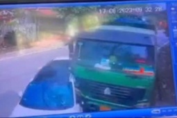 Tin tức trong ngày - Clip: Xe "hổ vồ" tông ô tô kinh hoàng rồi húc sập nhà dân
