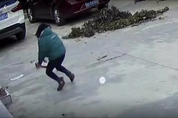 Phi thường - kỳ quặc - Video: Người phụ nữ phản ứng cực nhanh, dùng thân cứu em bé thoát nạn