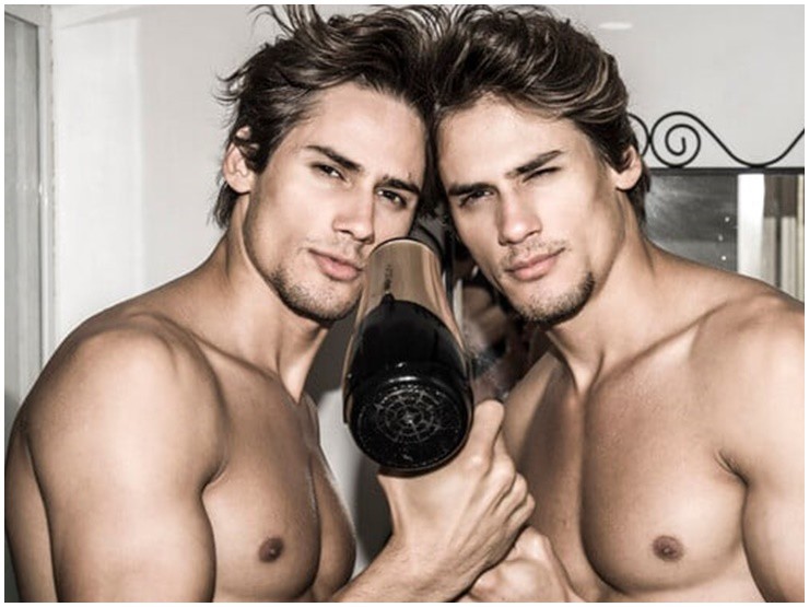 Cặp anh em song sinh sở hữu nét đẹp quyến rũ.