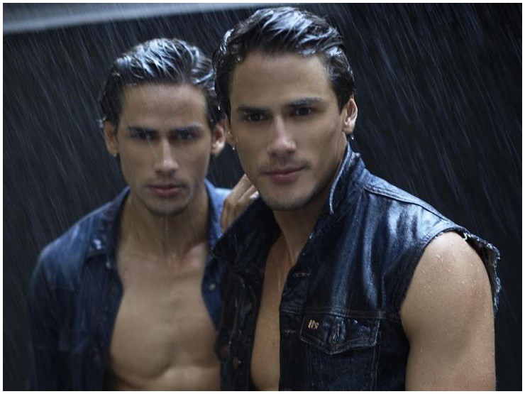 Cặp song sinh có diện mạo và vóc dáng làm bao người mê đắm.