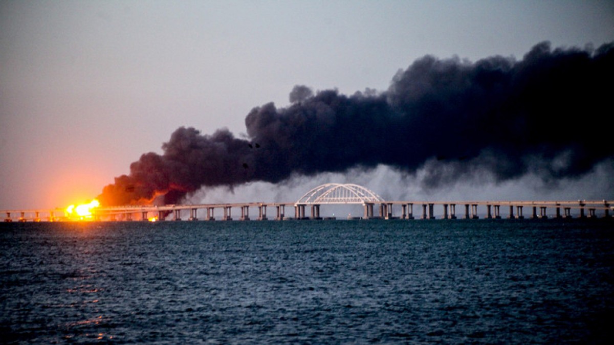 Vụ nổ lớn trên cầu Crimea hồi tháng 10 năm ngoái (ảnh: RT)
