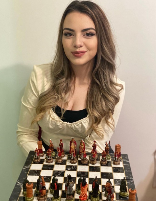 Nurgyul Salimova, 20 tuổi, đang trở thành hiện tượng đặc biệt của làng cờ vua thế giới.
